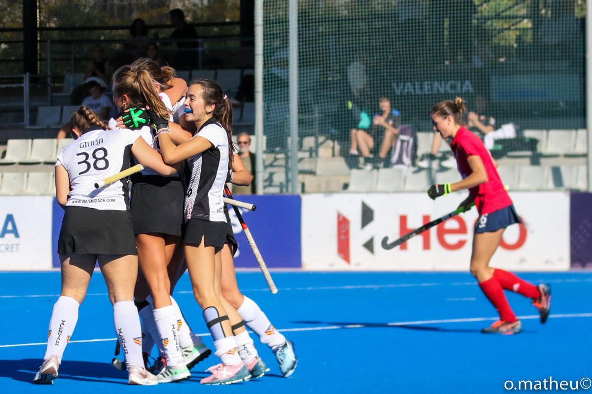 Jugadoras del Valencia CH celebran un gol