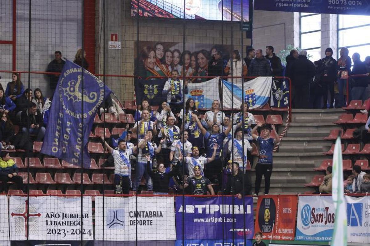 La Marea Azul se desplazó a Torrelavega para apoyar al Cangas. |  // LUÍS PALOMEQUE