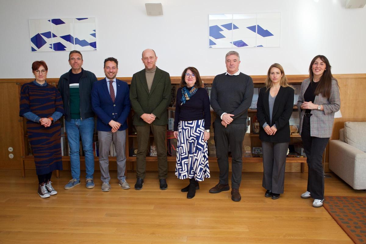 a rectora, en el centro, acompañada por Esther Gallego, Juan Marías Sepulcre, Raúl Ruiz callado, Vicente Picarelli (a su derecha) y por César Guadalajara, Guiomar Desantes y Diana Jareño