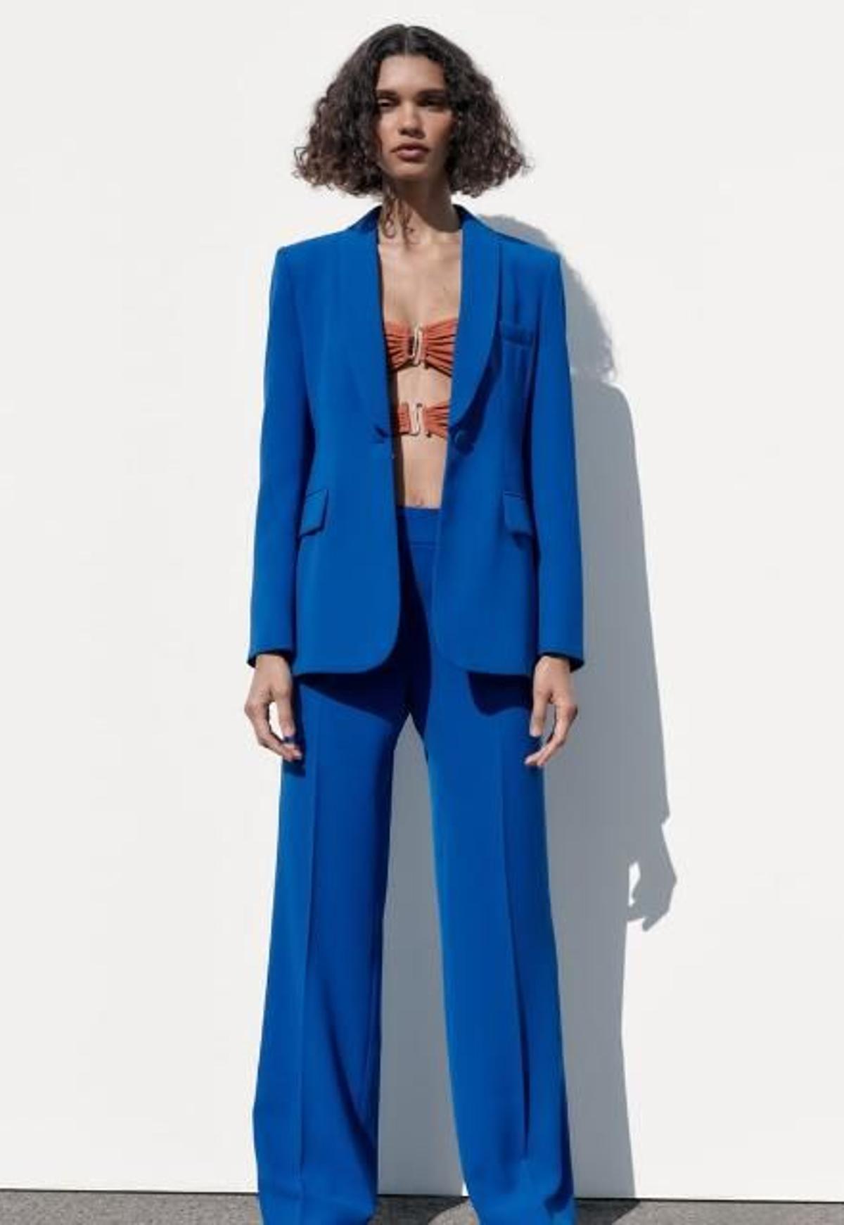 Traje azul pantalón fluido