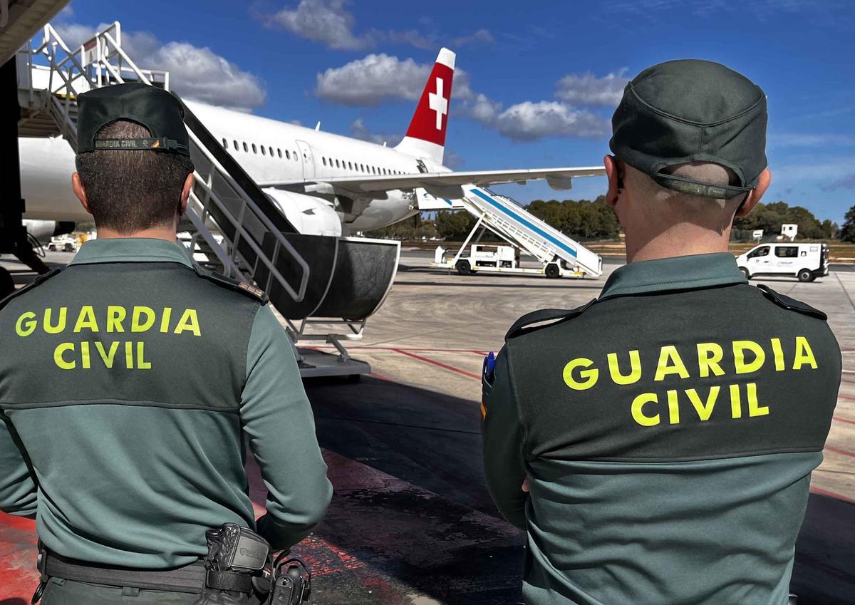 Agentes de la Guardia Civil en el aeropuerto de Palma.