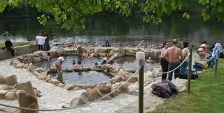 Las termas se llenan en Jueves Santo pese a la falta de apertura oficial
