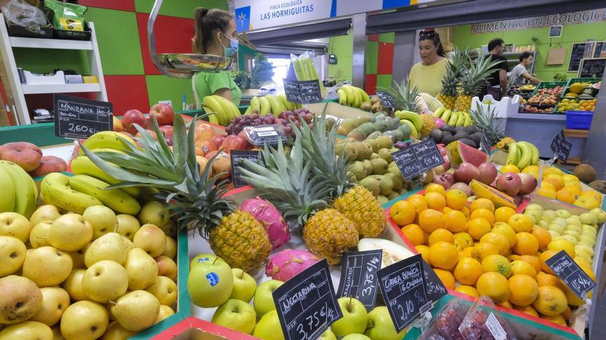 Puesto de frutas en el mercado agrícola de Santa María de Guía.