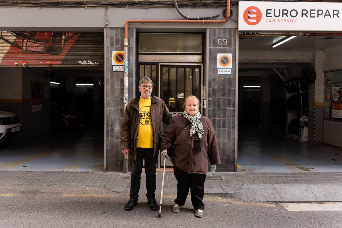 María Jesús herrero y Josep Romeu, vecinos del número 69 de la calle Jocs Florals de Barcelona.