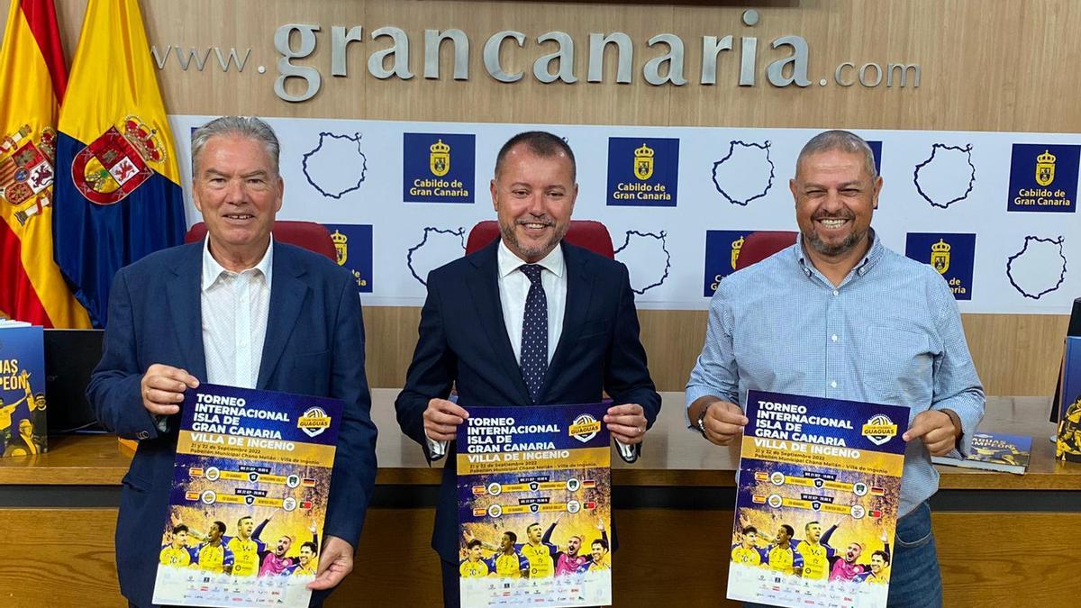 De iza. a dcc.: Juan Ruiz, Teodoro Sosa y Mario Ramírez, posan con el cartel del evento