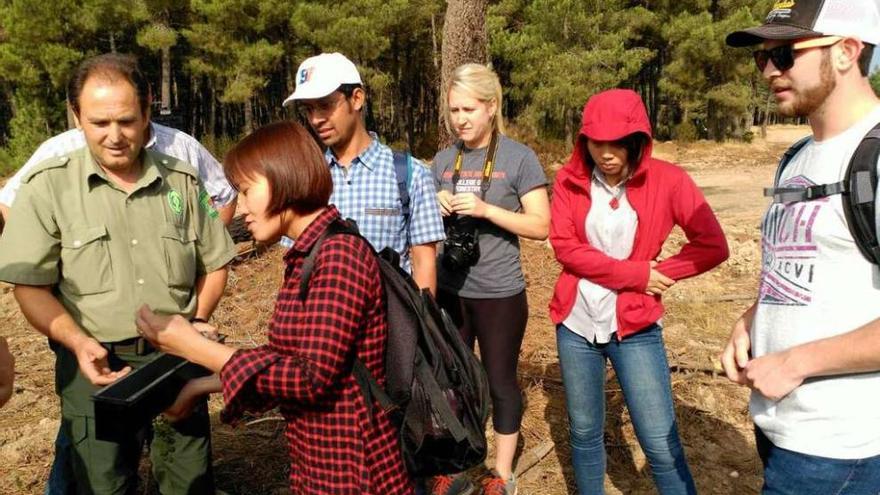 Los estudiantes junto a un miembro de la guardería medioambiental.