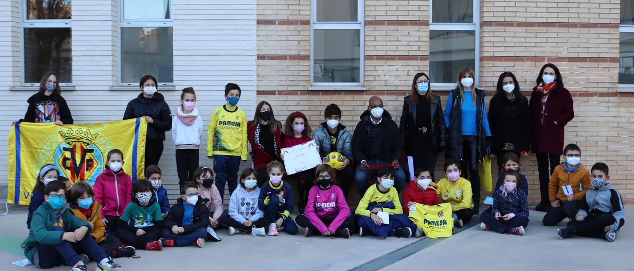 La comunidad educativa del colegio Cervantes recibió los premios por haber sido el más participativo.