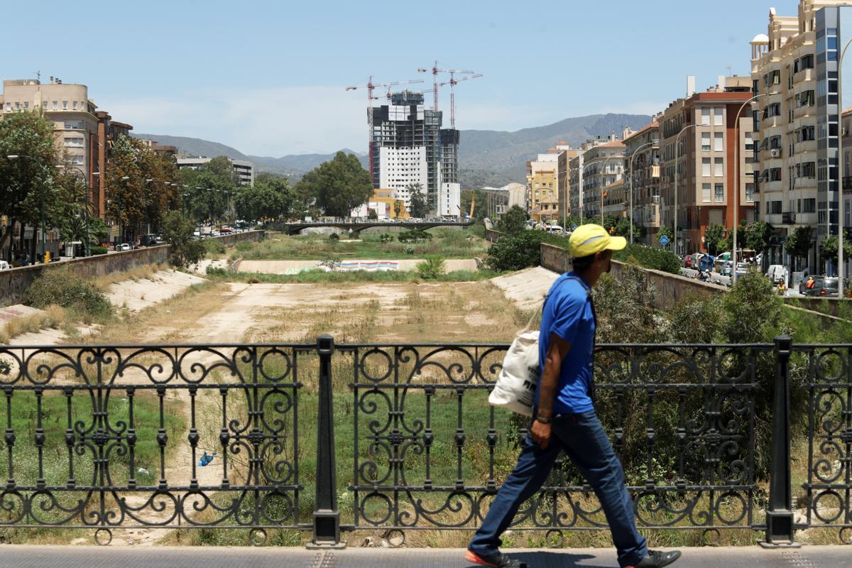 Las torres de Martiricos, vistas desde el puente de la Aurora.