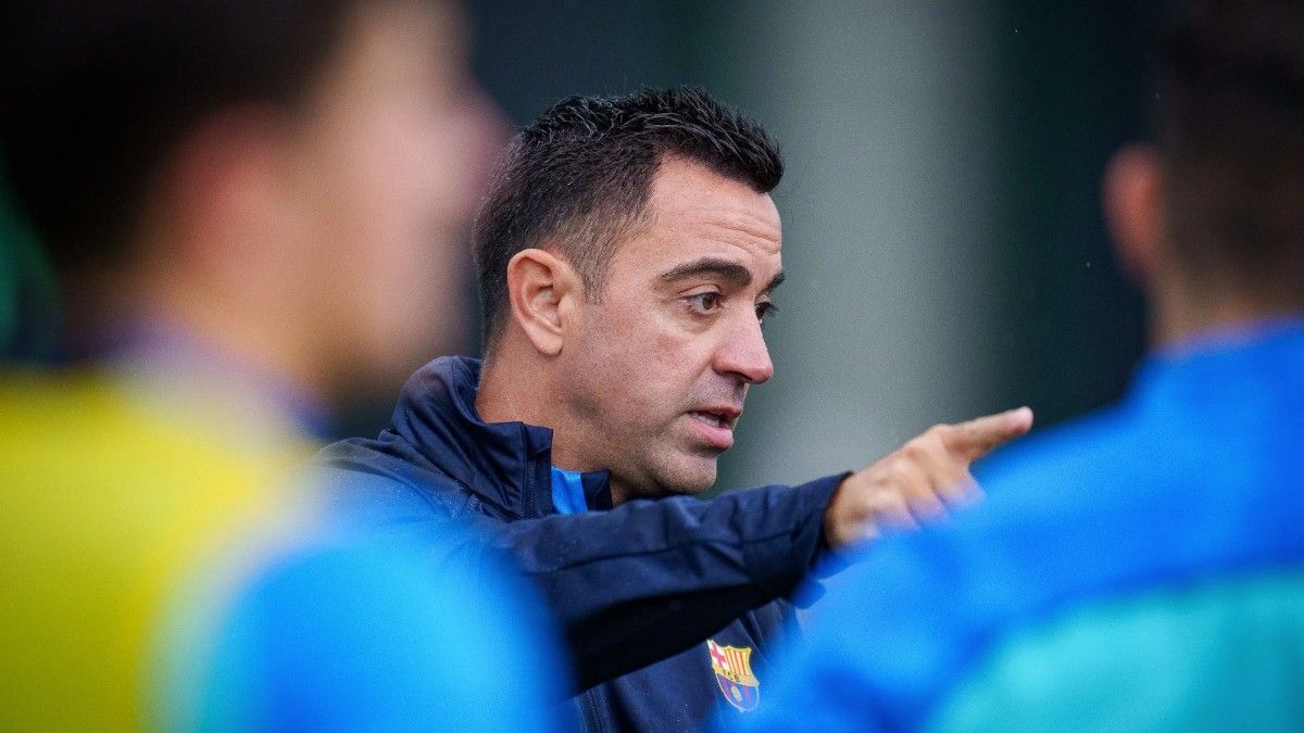 Xavi se dirige a sus jugadores para preparar el duelo con el Celta en el Camp Nou.