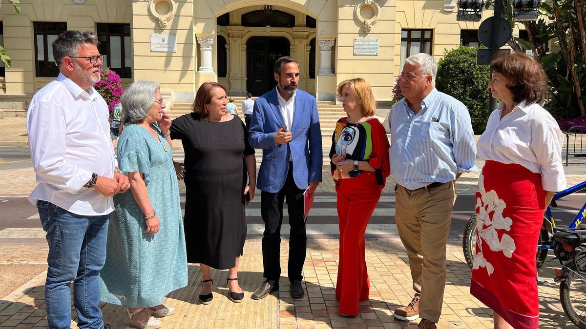 Dani Pérez, este viernes junto a otros concejales del PSOE en las inmediaciones del Ayuntamiento de Málaga.