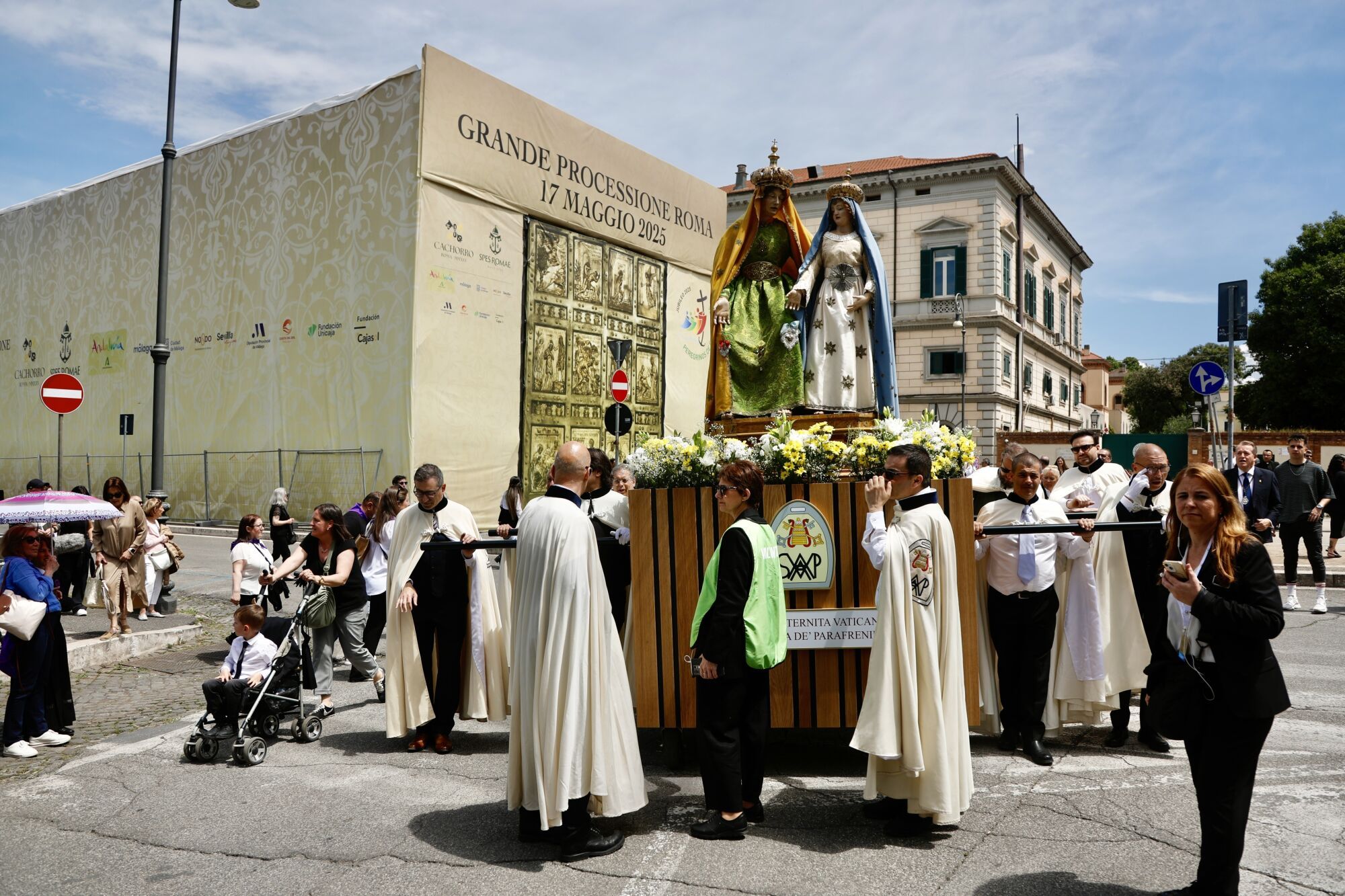 Salida procesional de varias cofradías de León, Portugal, Francia e Italia, durante el Jubileo 2025 en Roma