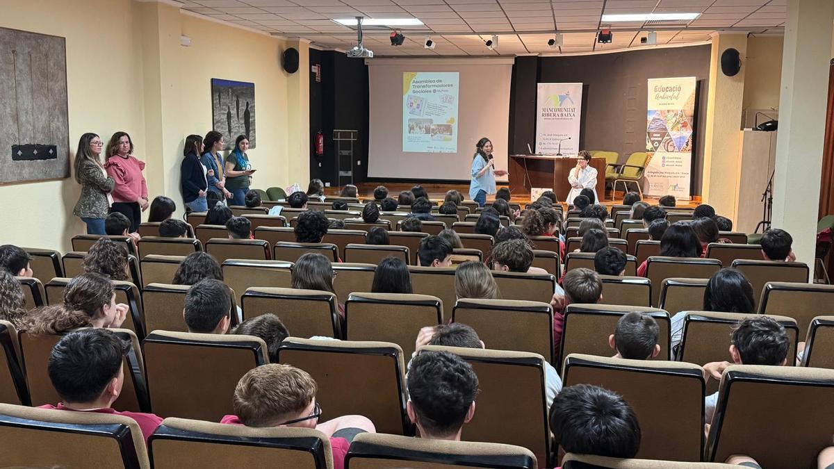 Los jóvenes de Sueca, en una de las actividades programadas dentro del proyecto.