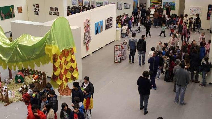 &quot;Coca&quot;hecha por alumnado de Primaria de Goián y visitantes. // J.V.