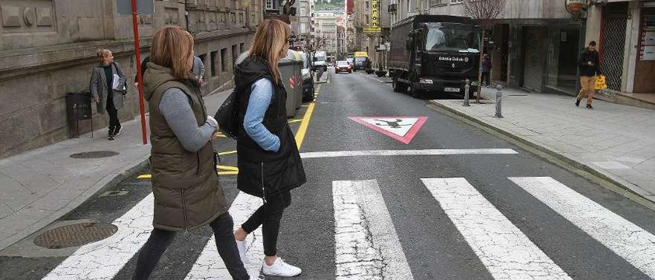 Peatones atravesando la calle Concordia, ya restringida al tráfico. // Iñaki Osorio