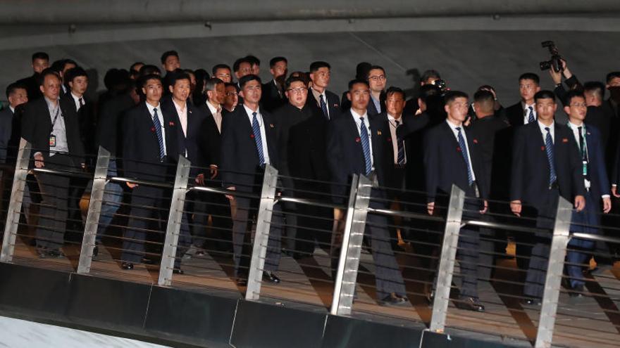 Kim Jong-un rodeado de sus guardaespaldas.