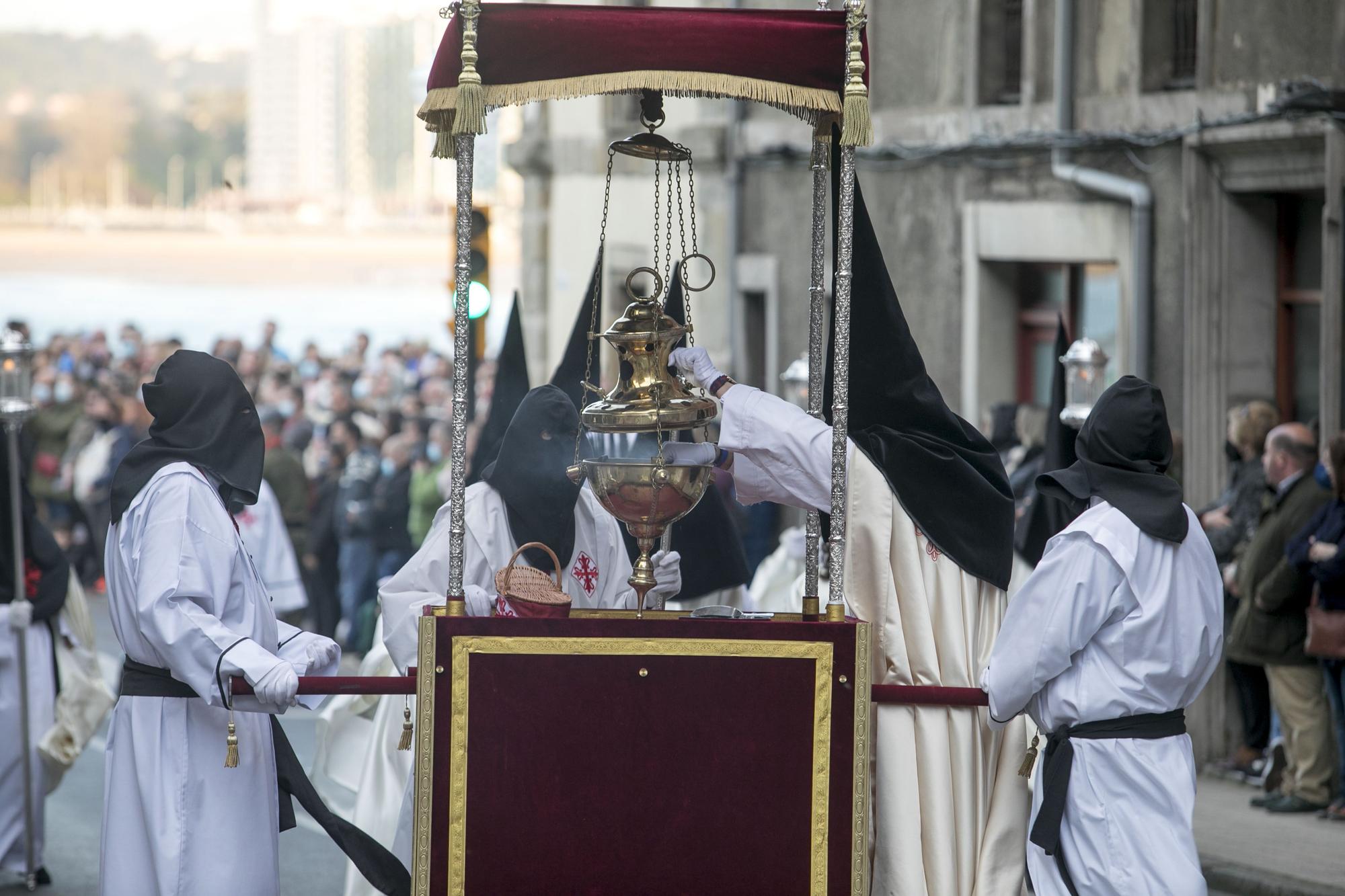 EN IMÁGENES: Gijón arropa al Cristo de los Mártires en su regreso a las calles