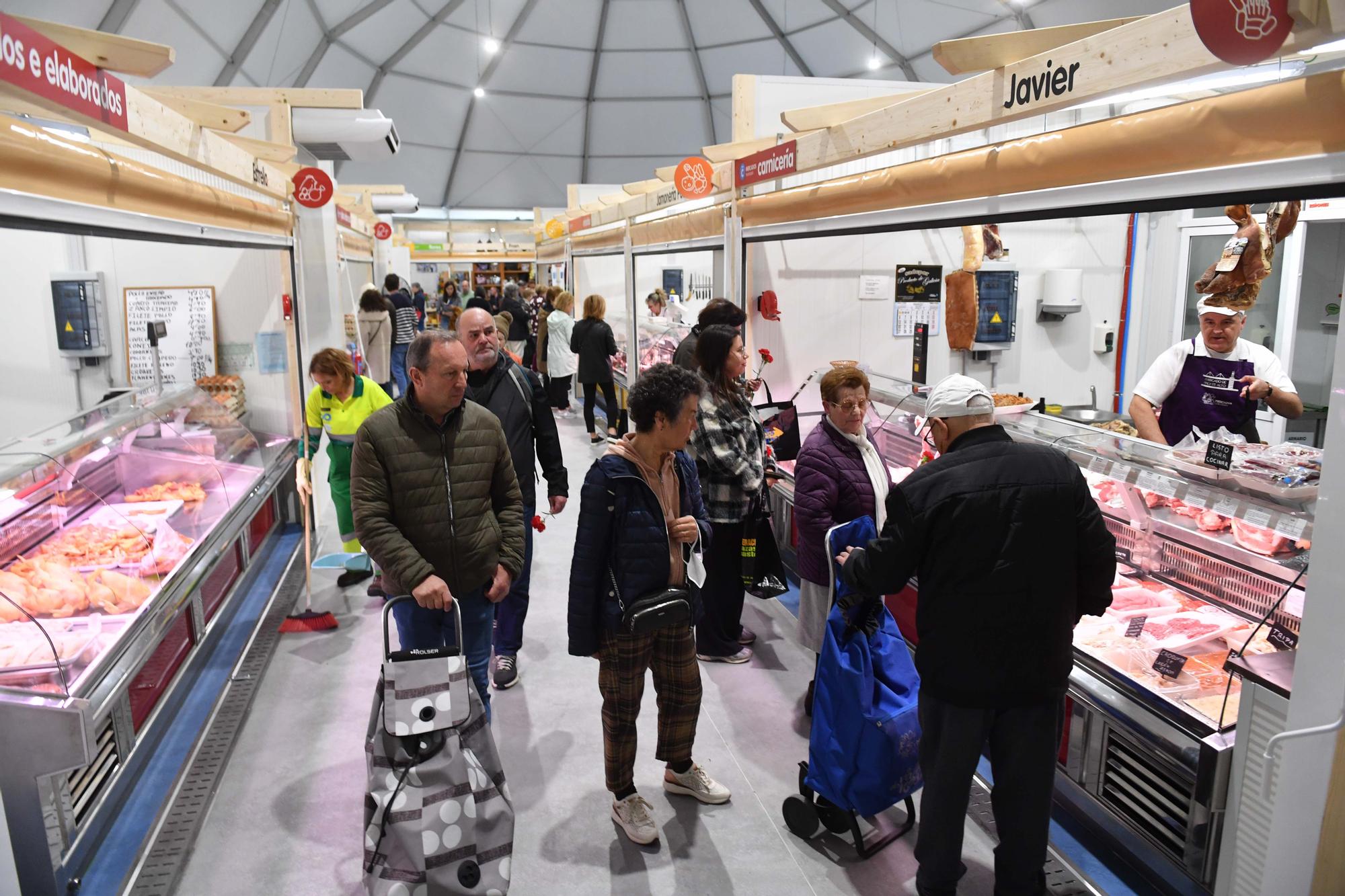 El mercado provisional de Monte Alto abre sus puertas: flores, clientes de siempre y nuevos curiosos