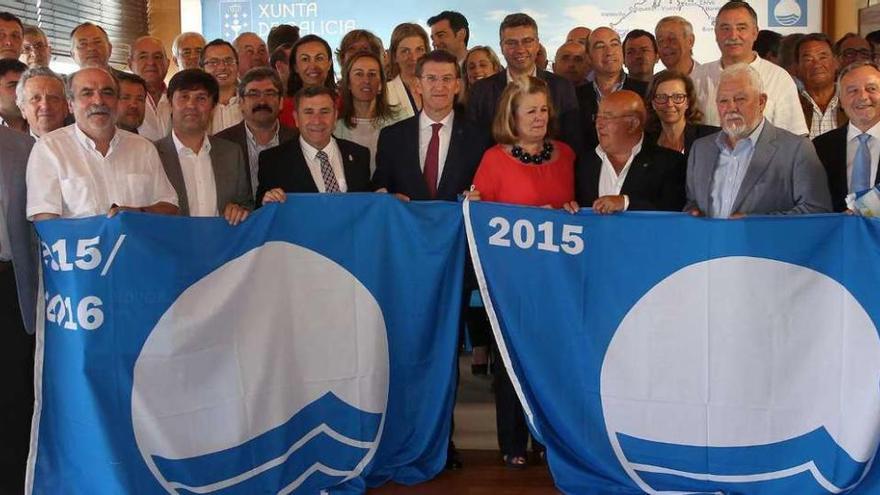 Feijóo junto a alcaldes cuyos municipios reciben este año la distinción de bandera azul.