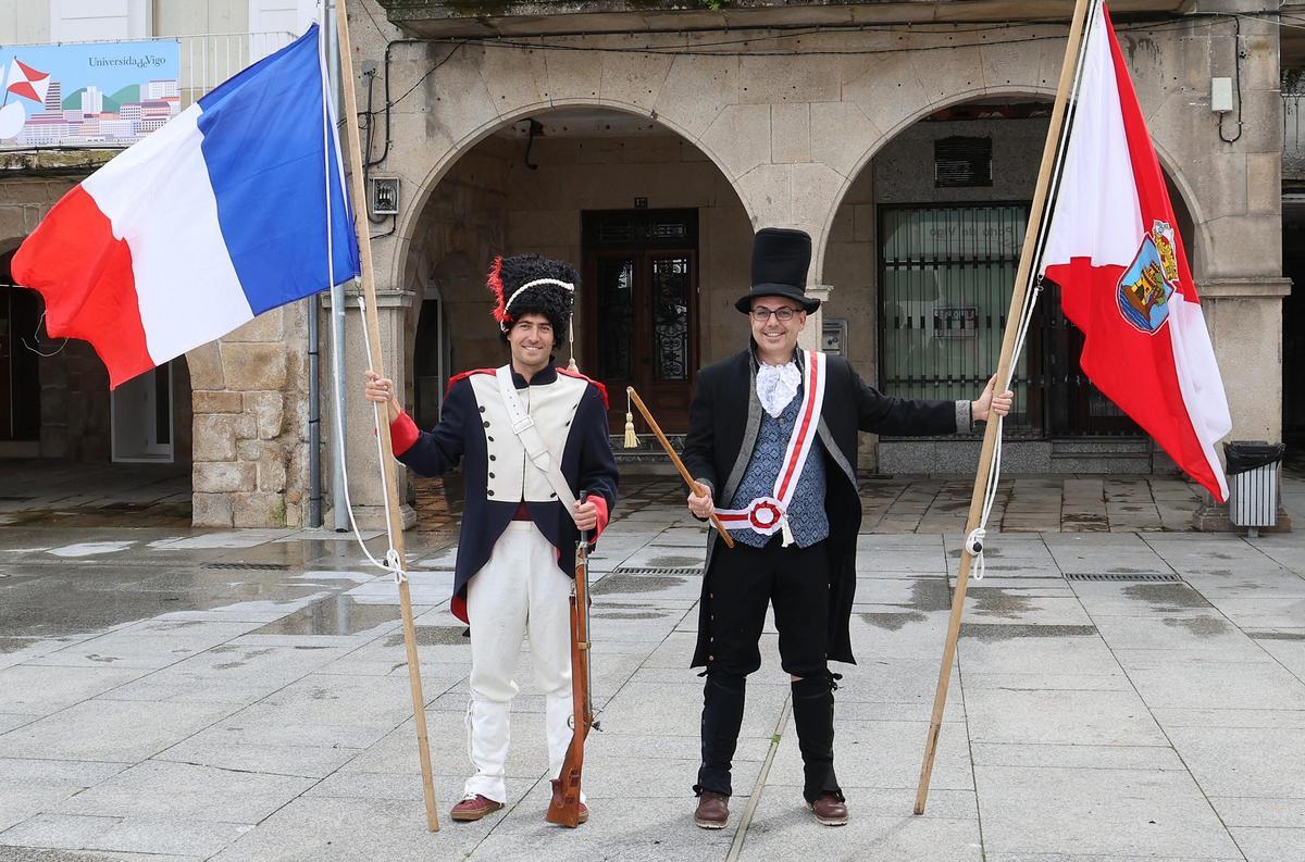 El regatista y medallista olímpico, Nico Rodríguez, caracterizado como el comandante francés Chaloy y Roberto Giráldez, presidente de la Federación de Comercio de Vigo, como el alcalde Vázquez Varela