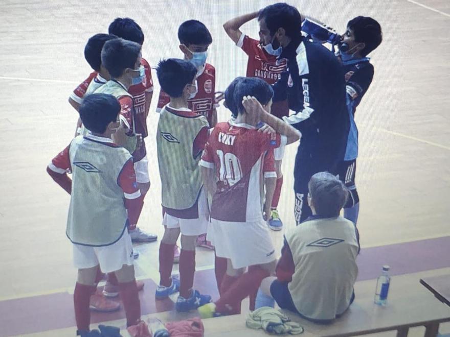 Javier Hernández da instrucciones durante un partido de esta temporada.