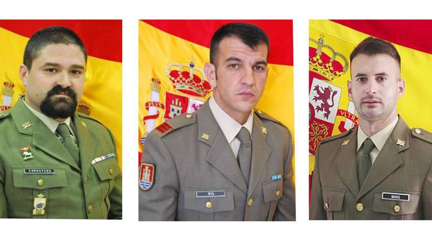 Tres militares de la BRI X auxilian a un hombre de avanzada edad en Córdoba