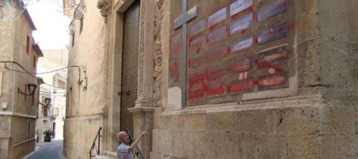 José Gallego contemplaba ayer sus pintadas en una de las paredes de la Basílica de Aspe.