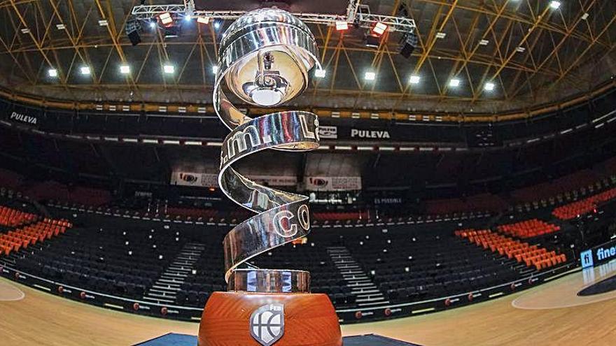 El trofeo de la Copa de la Reina espera campeonas en La Fonteta