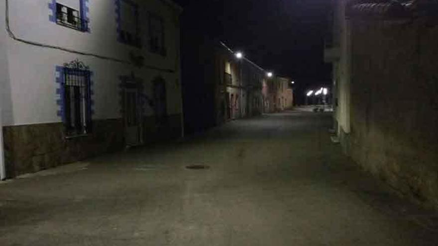 Una de las céntricas calles de Camarzana con el nuevo alumbrado público.