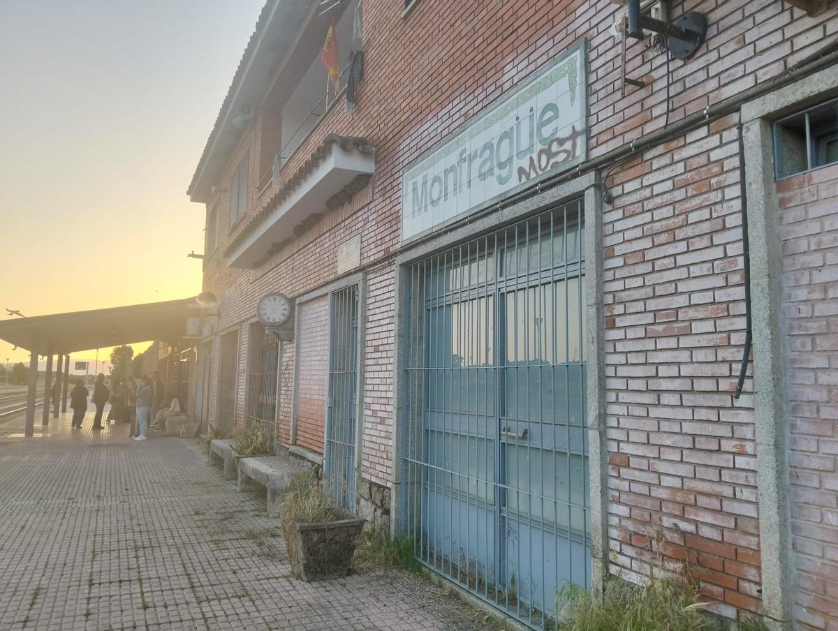 El apeadero de Monfragüe, con pasajeros esperando para viajar a Madrid el sábado.