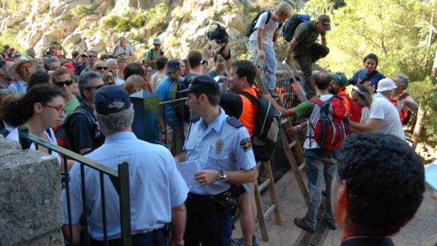 Excursionistas saltan las barreras de Ternelles en una marcha reivindicativa de 2009.