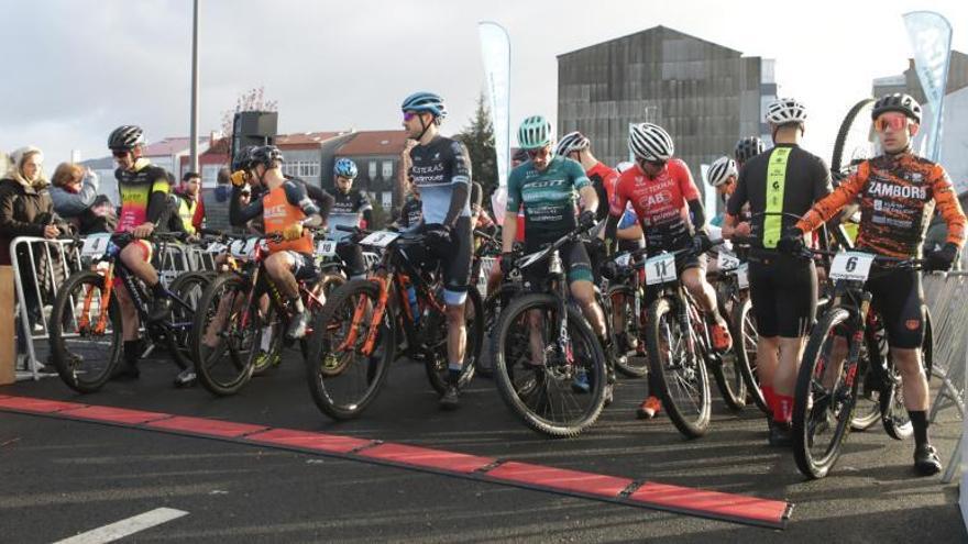 Momento de la salida de la carrera estradense, en la que participaron unos 300 ciclistas.  | // BERNABÉ/ANGEL VIDAL