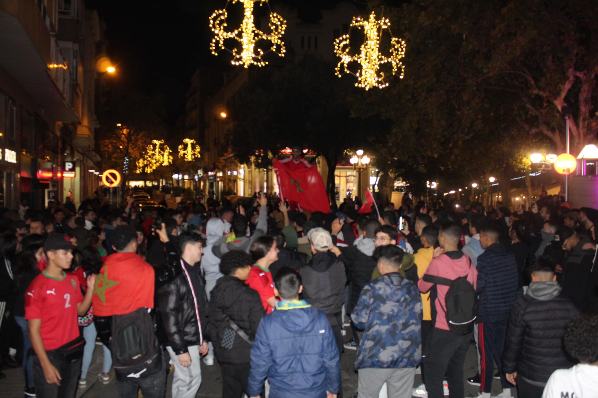 Eufòria entre la comunitat marroquí de Manresa en la celebració de la victòria contra Espanya al Mundial de Qatar