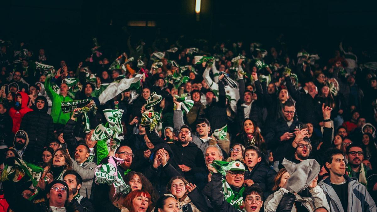 Salen los jugadores y suena el "Aromas ilicitanos" en el Martínez Valero