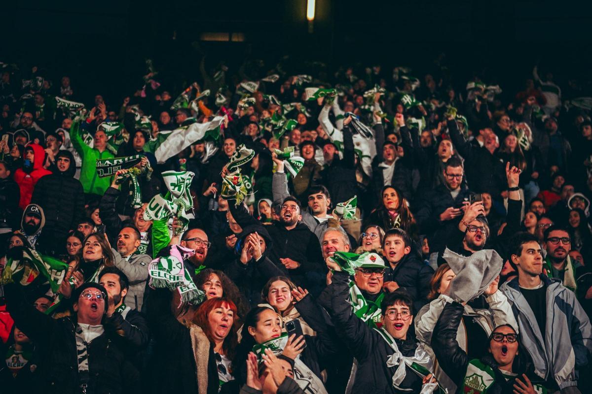 La afición del Elche anima a su equipo durante un partido, esta temporada en el Martínez Valero.