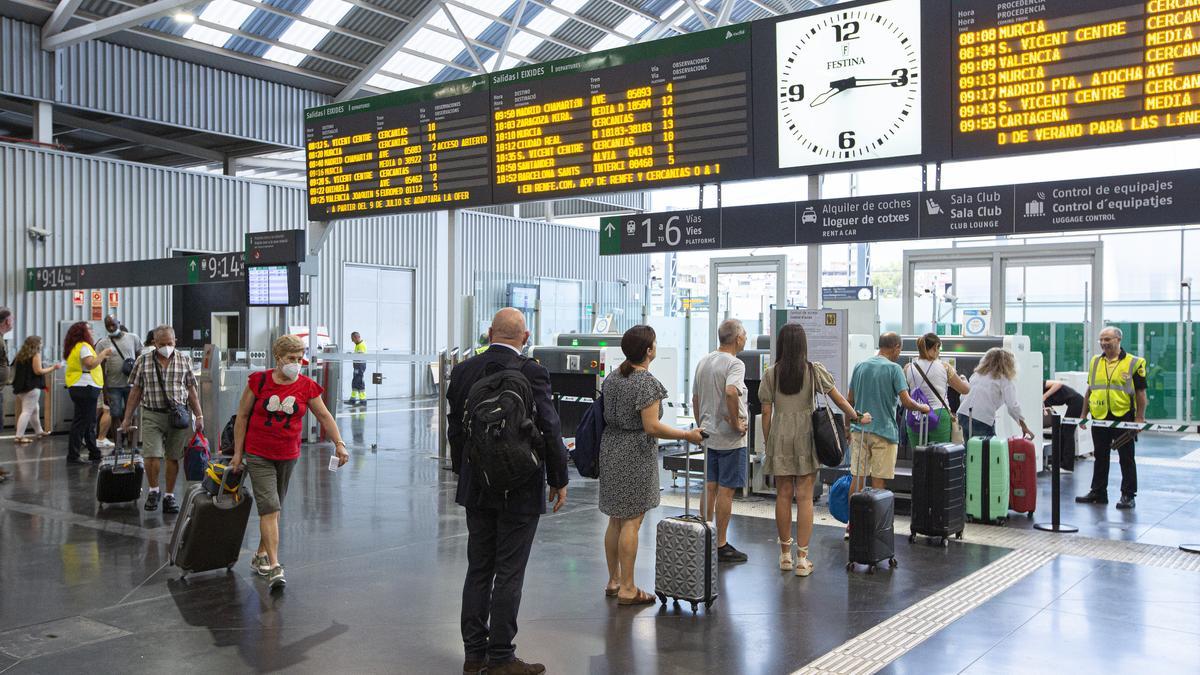 Pasajeros pasando el control de embarque en la estación-término de Alicante