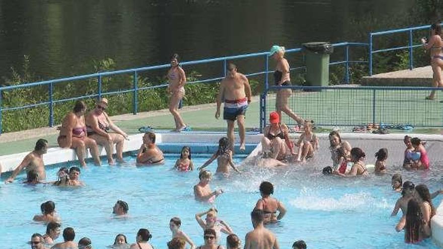 Bañistas en las piscinas públicas de Oira, ayer. // Iñaki Osorio