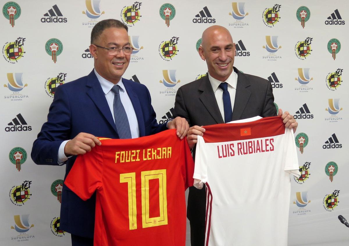 Fouzi Lekjaa, presidente de la Federación de Marruecos, junto a Luis Rubiales, en ese momento presidente de la RFEF, en la rúbica del acuerdo para llevar el torneo al país norafricano.