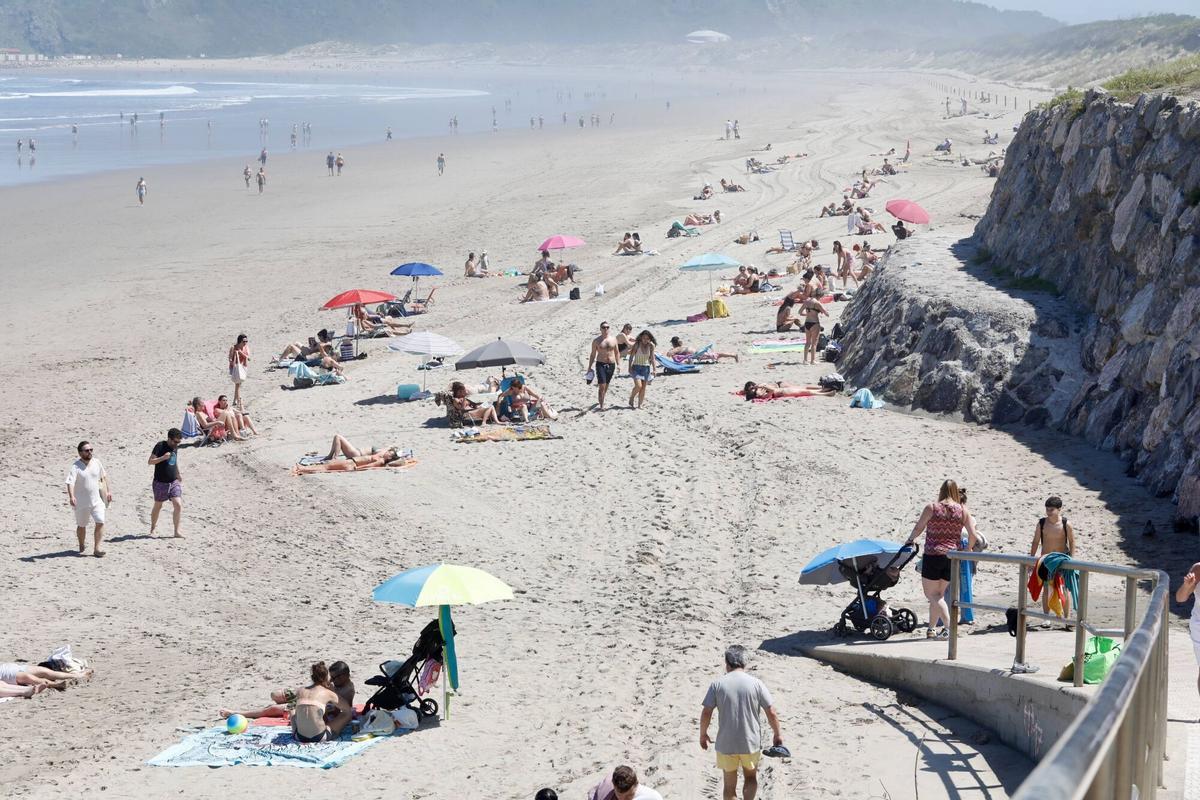 EN IMÁGENES: Asturias sofoca la ola de calor de mayo en la playa