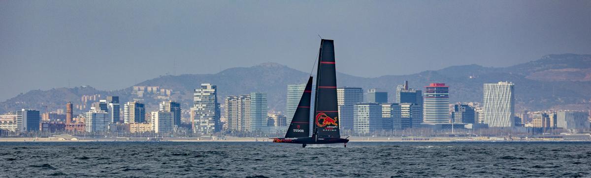 El Alinghi Red Bull Racing de la Copa América entrena en Barcelona