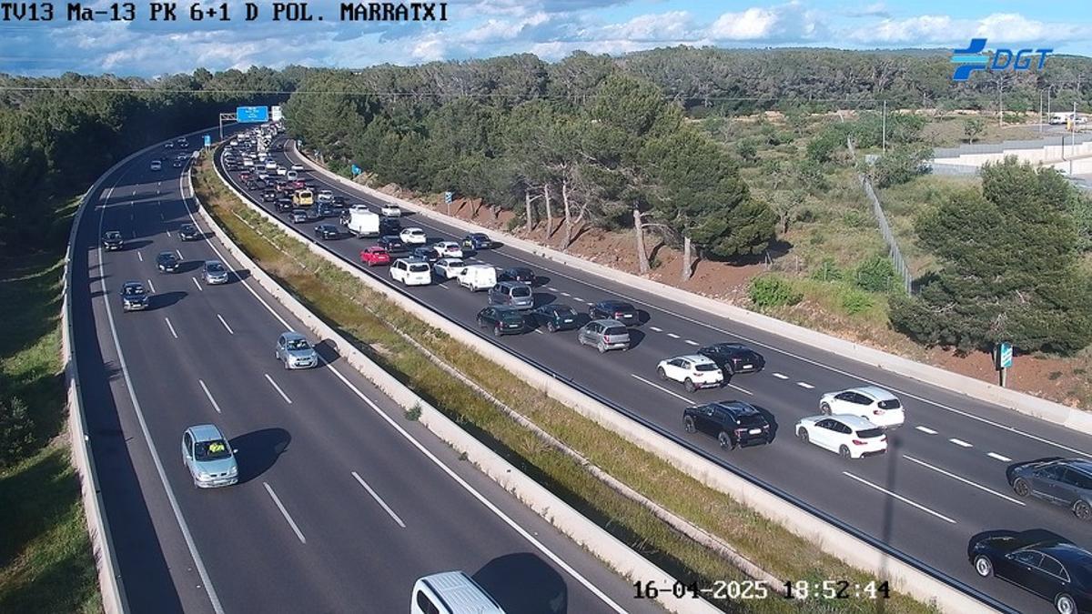 Autopista en dirección Inca en un día colapsado.