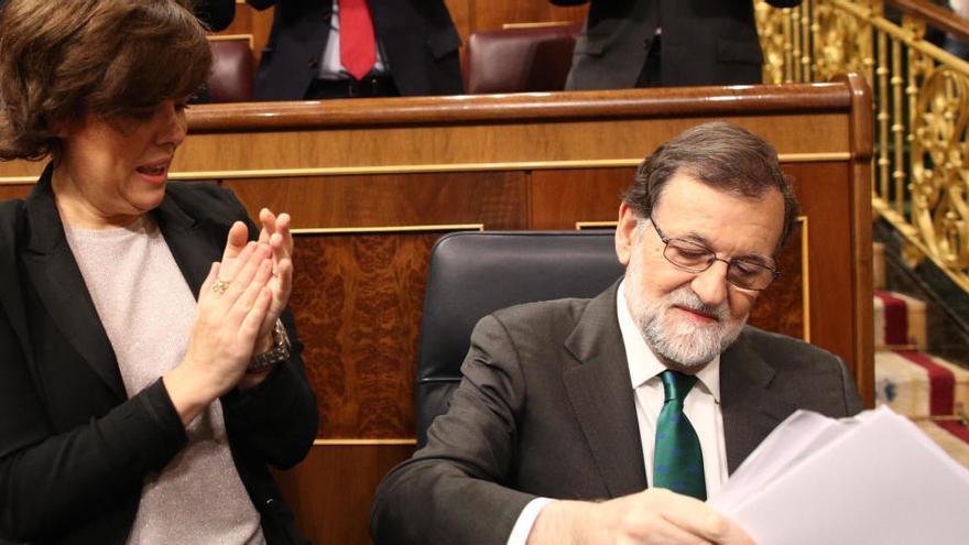 Soraya Sáenz de Santamaría aplaude a Mariano Rajoy en el fin de su mandato.