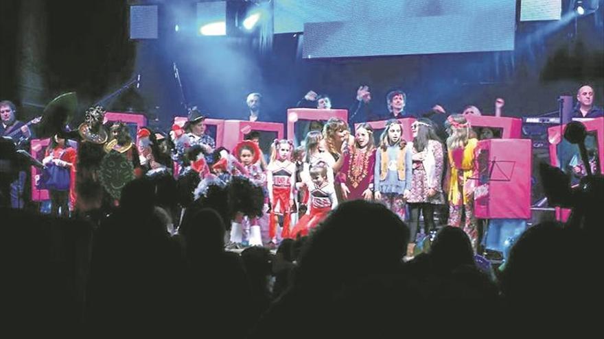 Vistosas y elaboradas creaciones brillan en la cita carnavalera