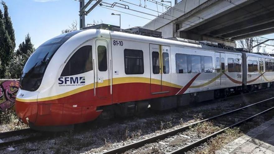 Imagen de uno de los trenes eléctricos que circulan por el corredor ferroviario entre Palma e Inca.