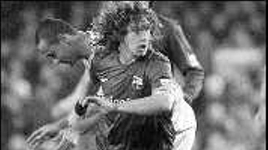 Puyol controla un balón durante el partido ante el Celta. / Julián Martín