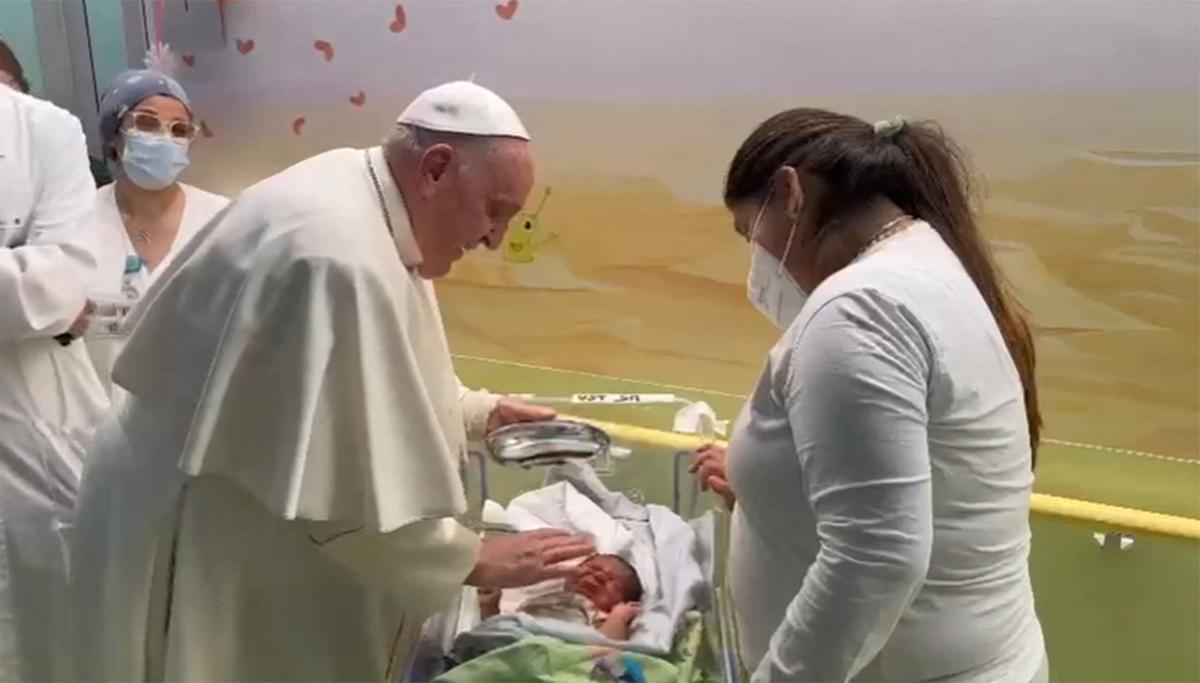 El Papa Francisco bautizando a un bebé llamado Miguel Ángel, mientras visitaba a los niños en la sala de oncología del hospital Gemelli en Roma,