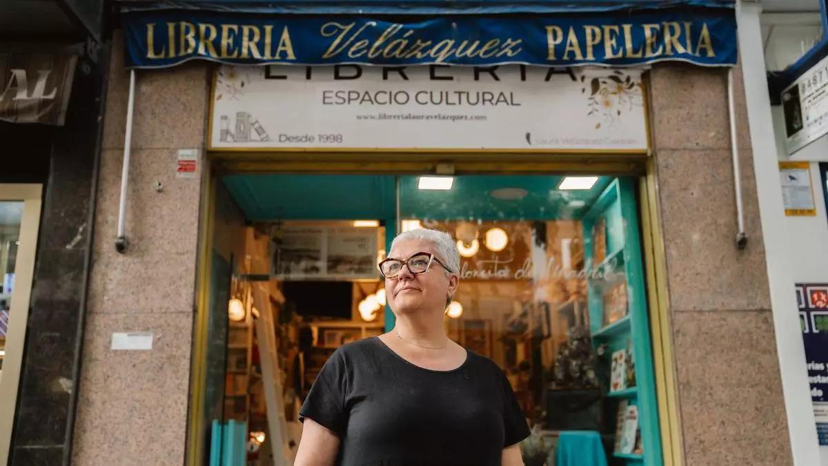 Laura, ante su Librería-Espacio Cultural Velázquez, en Puerta del Ángel.