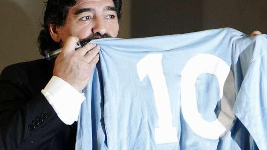 Maradona besa la camiseta del Nápoles. // Efe