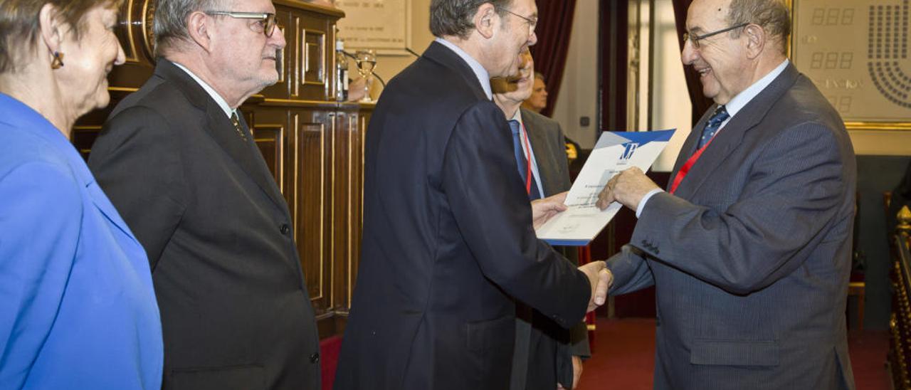 Salvador Ordóñez recibe la medalla del Colegio de Geólogos