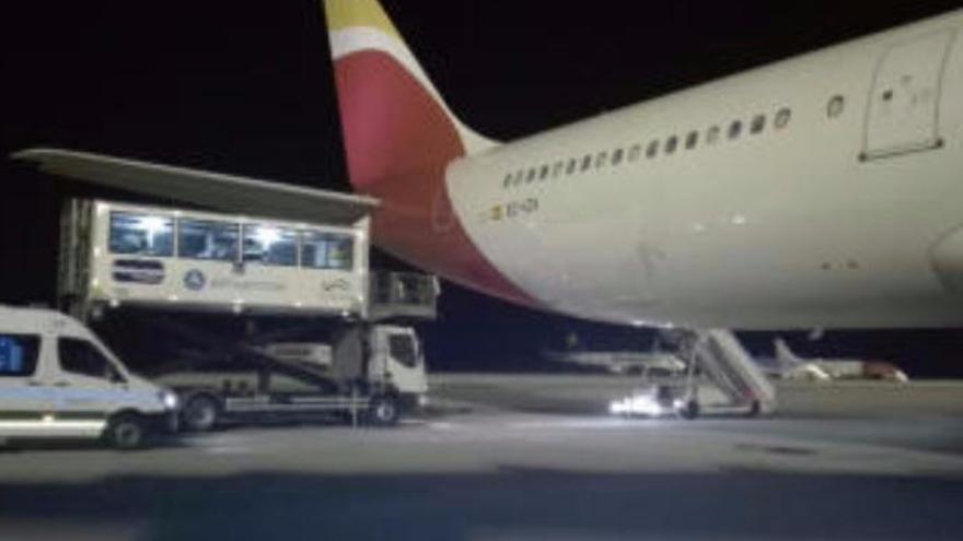 Un avión que iba a Argentina aterriza en Tenerife Sur por un pasajero enfermo