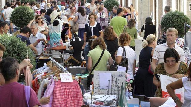 Mercadillo de Ponteareas abarrotado de público.